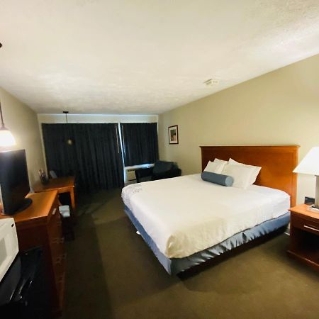 Fleetwood Inn Suites Cheboygan Eksteriør billede