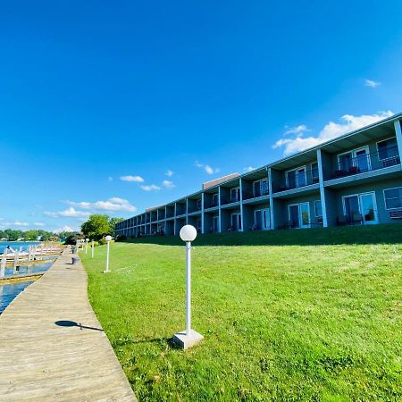 Fleetwood Inn Suites Cheboygan Eksteriør billede