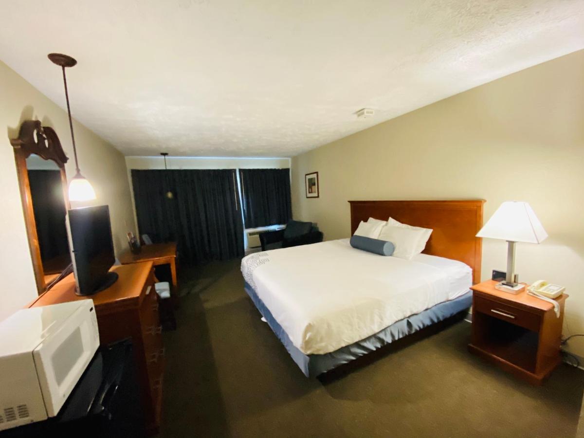 Fleetwood Inn Suites Cheboygan Eksteriør billede