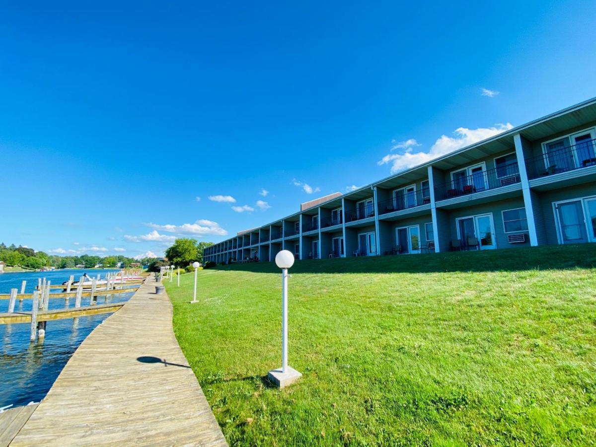 Fleetwood Inn Suites Cheboygan Eksteriør billede