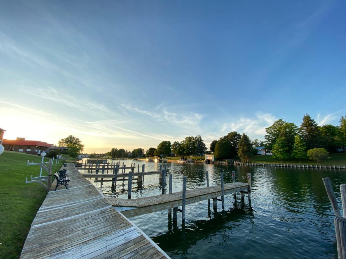 Fleetwood Inn Suites Cheboygan Eksteriør billede