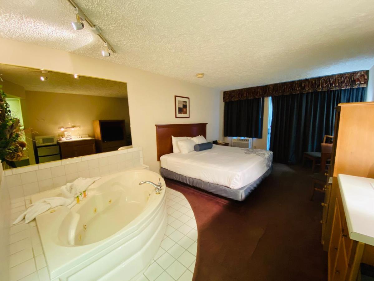 Fleetwood Inn Suites Cheboygan Eksteriør billede