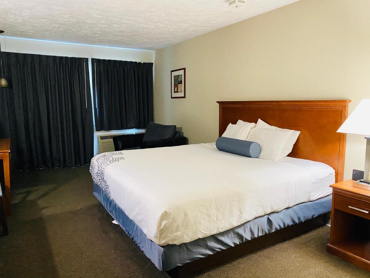 Fleetwood Inn Suites Cheboygan Eksteriør billede