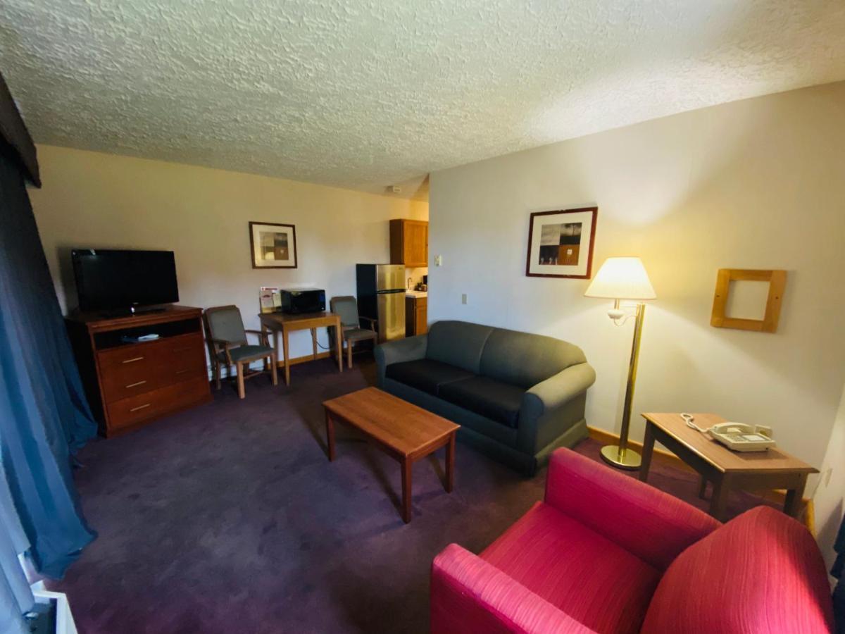 Fleetwood Inn Suites Cheboygan Eksteriør billede