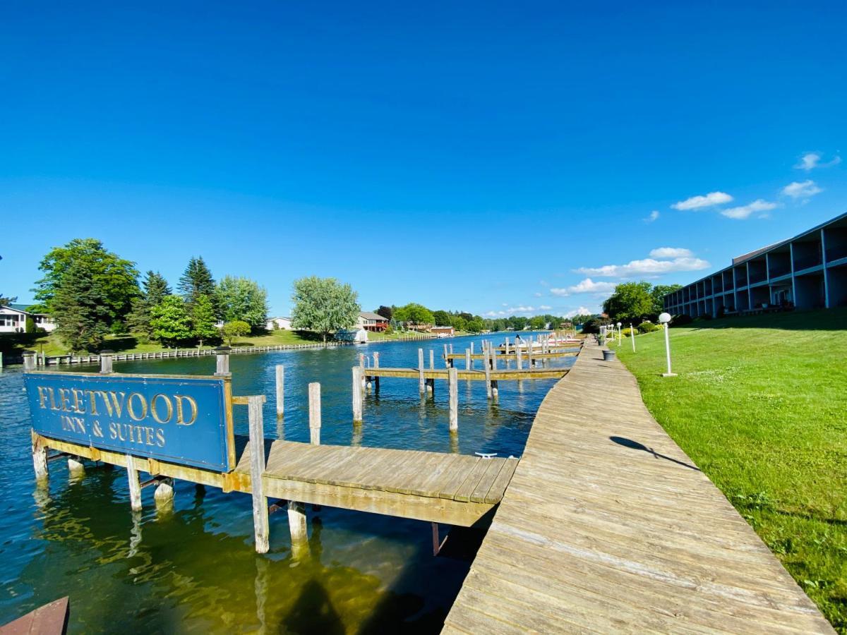 Fleetwood Inn Suites Cheboygan Eksteriør billede