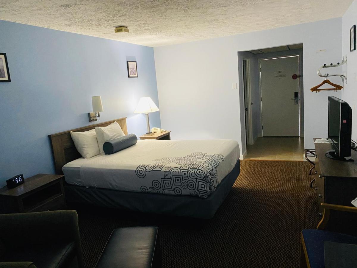 Fleetwood Inn Suites Cheboygan Eksteriør billede