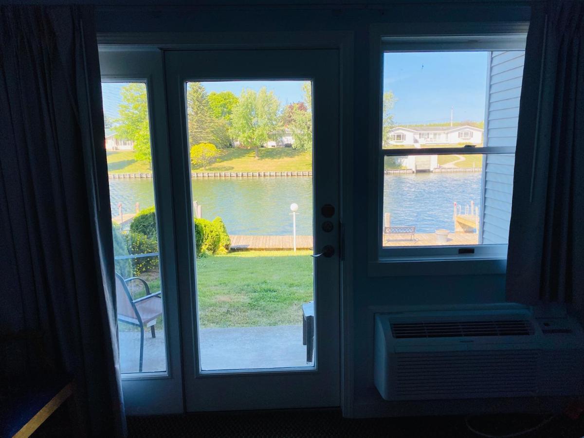 Fleetwood Inn Suites Cheboygan Eksteriør billede