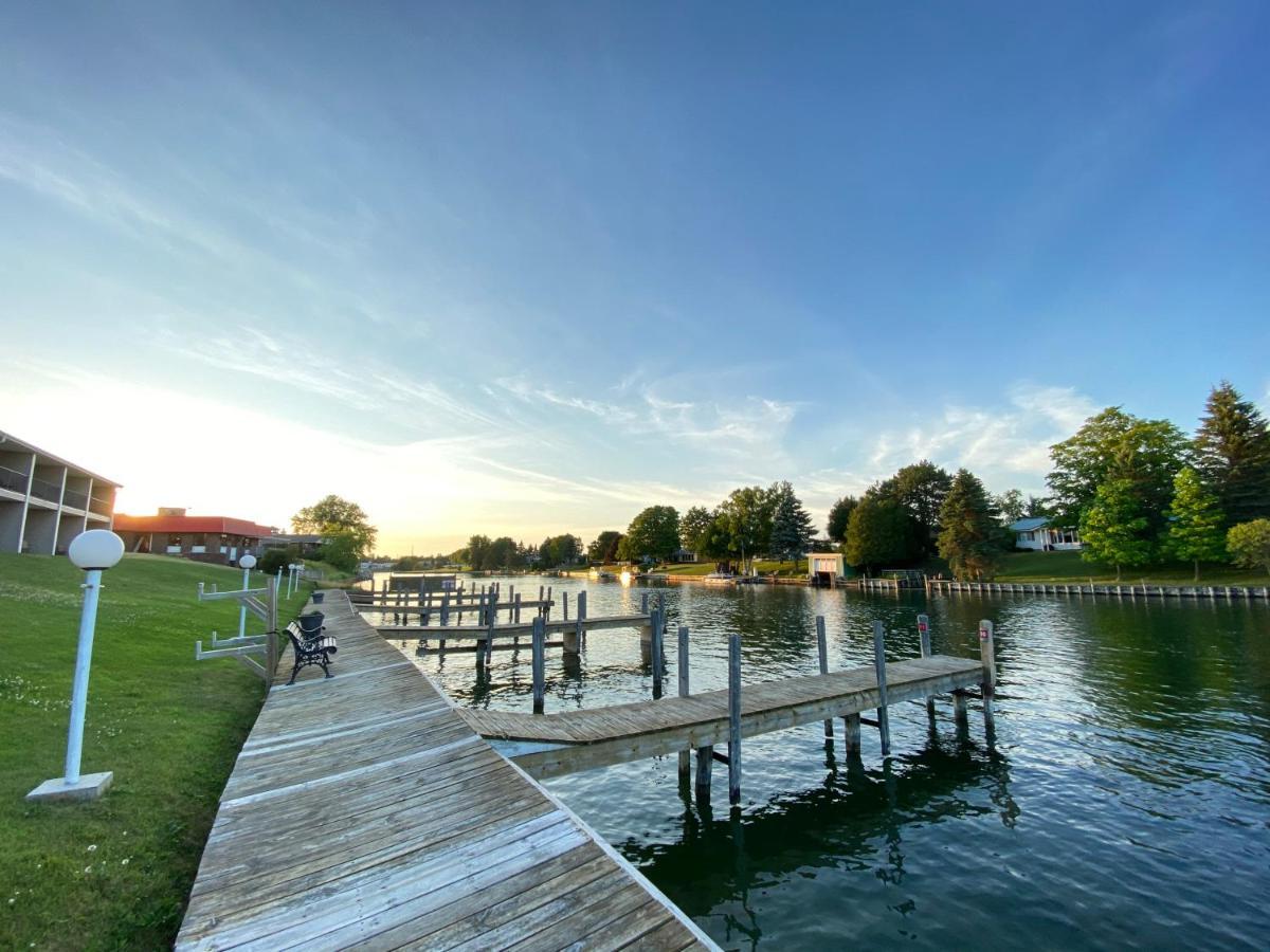 Fleetwood Inn Suites Cheboygan Eksteriør billede