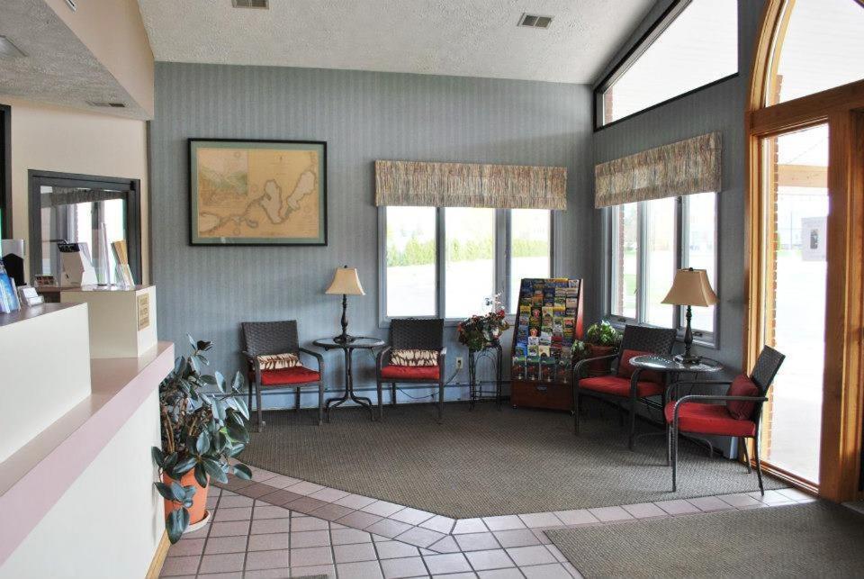 Fleetwood Inn Suites Cheboygan Eksteriør billede