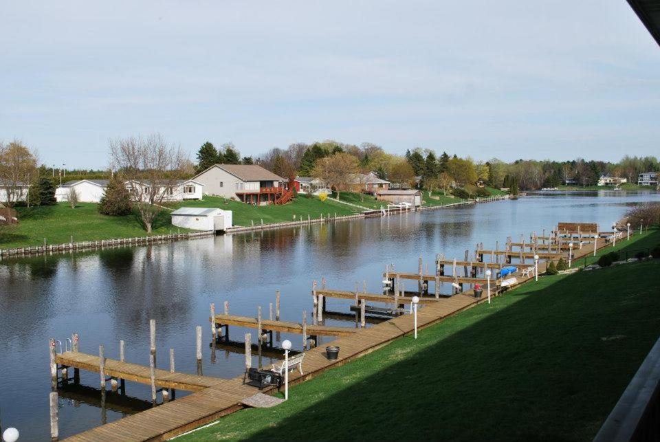 Fleetwood Inn Suites Cheboygan Eksteriør billede