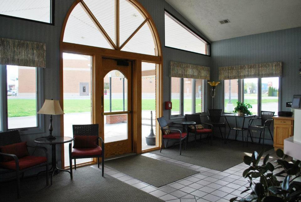 Fleetwood Inn Suites Cheboygan Eksteriør billede