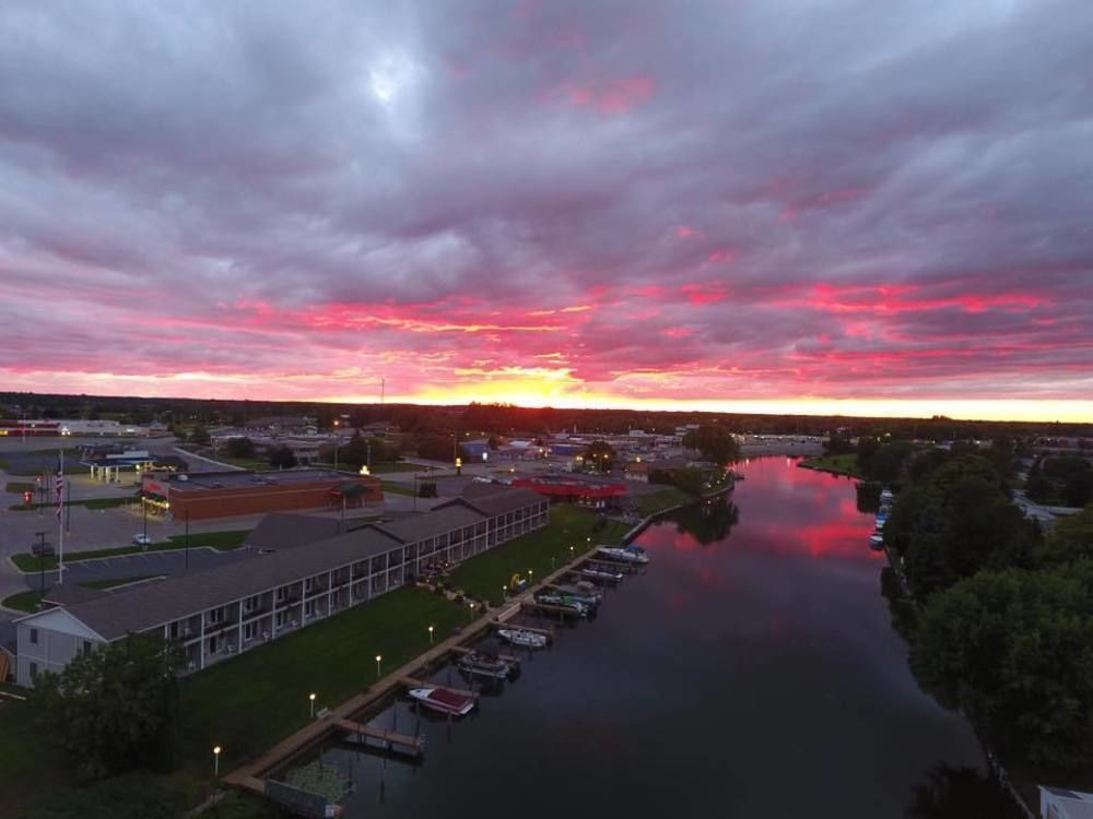 Fleetwood Inn Suites Cheboygan Eksteriør billede