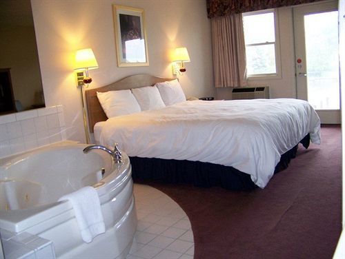 Fleetwood Inn Suites Cheboygan Eksteriør billede