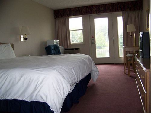 Fleetwood Inn Suites Cheboygan Eksteriør billede